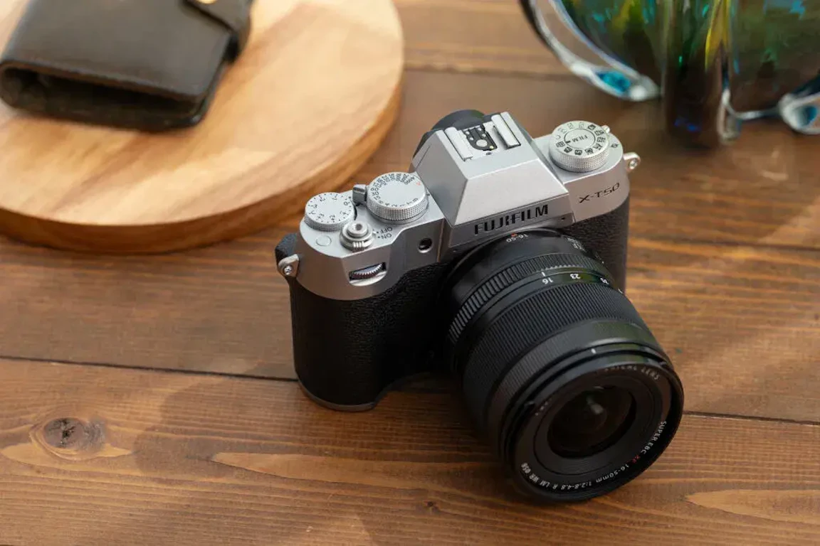 Fujifilm X-T50 ミラーレス一眼 本体+レンズ2本 Fujifilm X-T50 ミラーレス一眼 本体+レンズ2本 X-T50」と「X-T5」